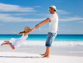 homme en vacances joue avec un enfant